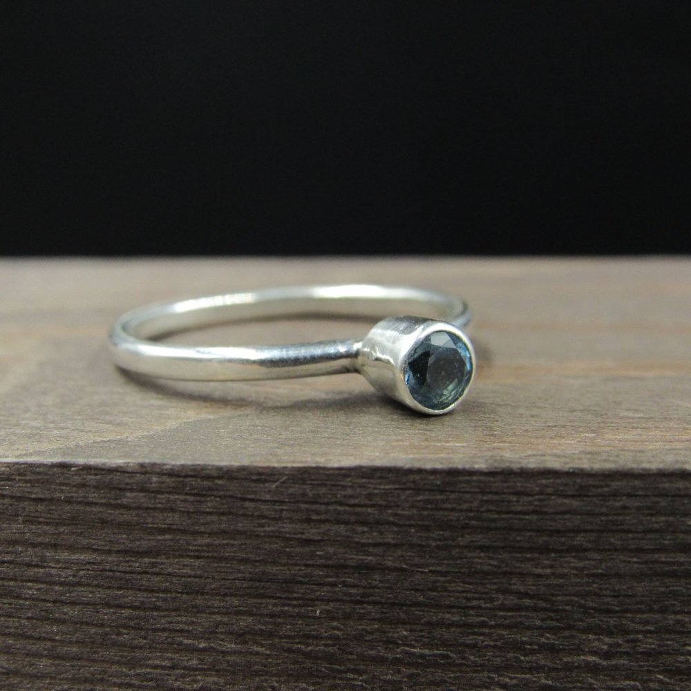 Size 8.25 Sterling Silver Round Blue Topaz Simple Band Ring Vintage - Picture 3 of 7